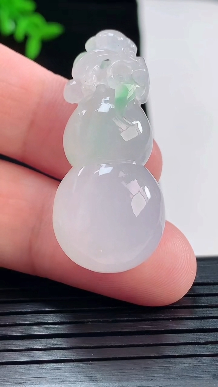 天然A货翡翠葫芦吊坠，尺寸41-18-12.6重量:14.23g
5月21日