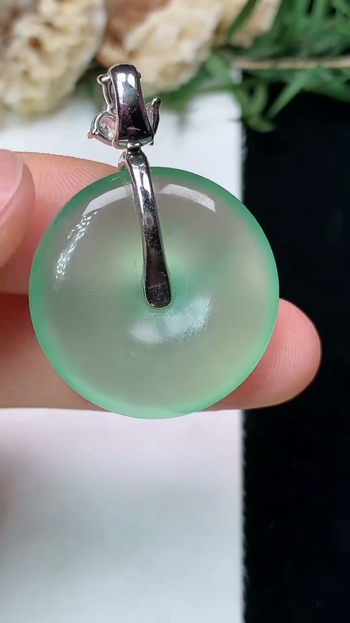 天然A货翡翠平安扣吊坠，尺寸23.7-5.6，重量:8.00g
5月21日