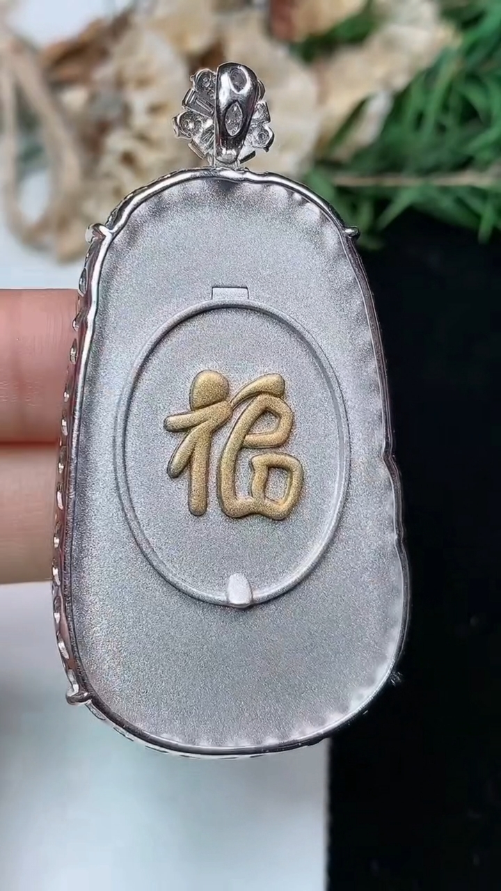 天然A货翡翠如意吊坠，尺寸48.6-30-7.2，重量:21.26g
5月21日