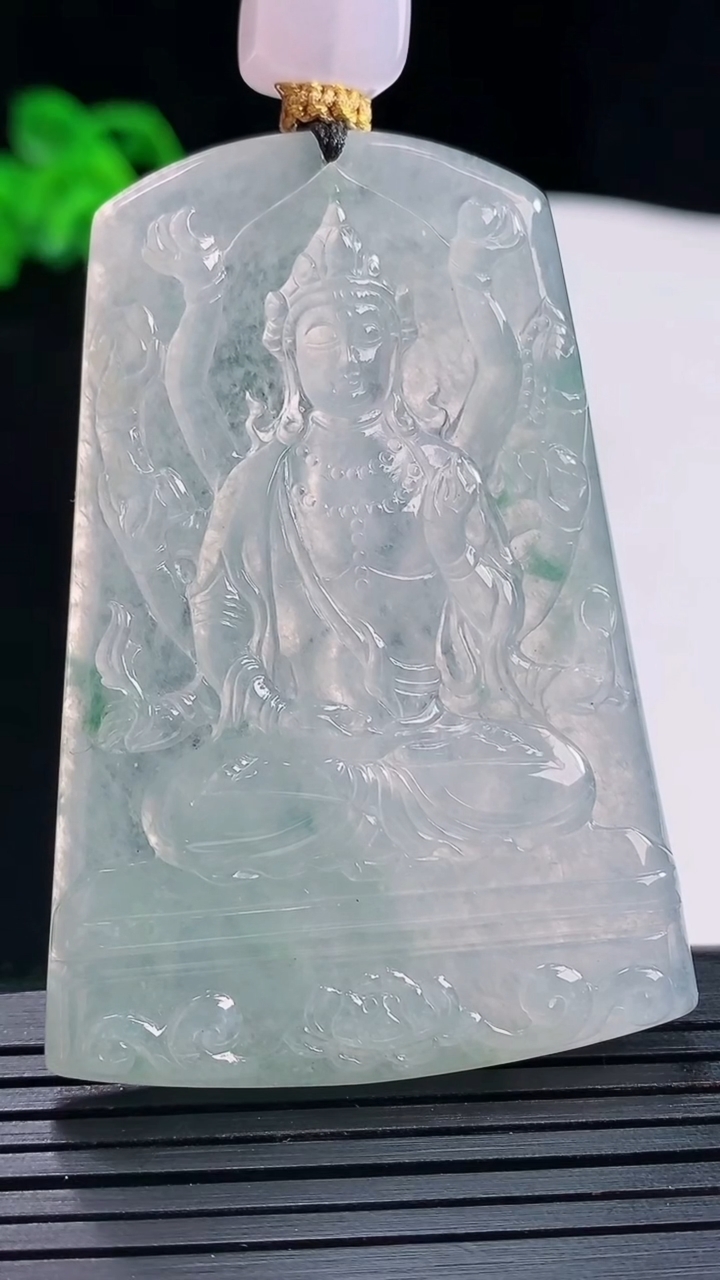 天然A货翡翠千手观音菩萨吊坠，尺寸59-41.6-5.5重量:39.28g
5月21日