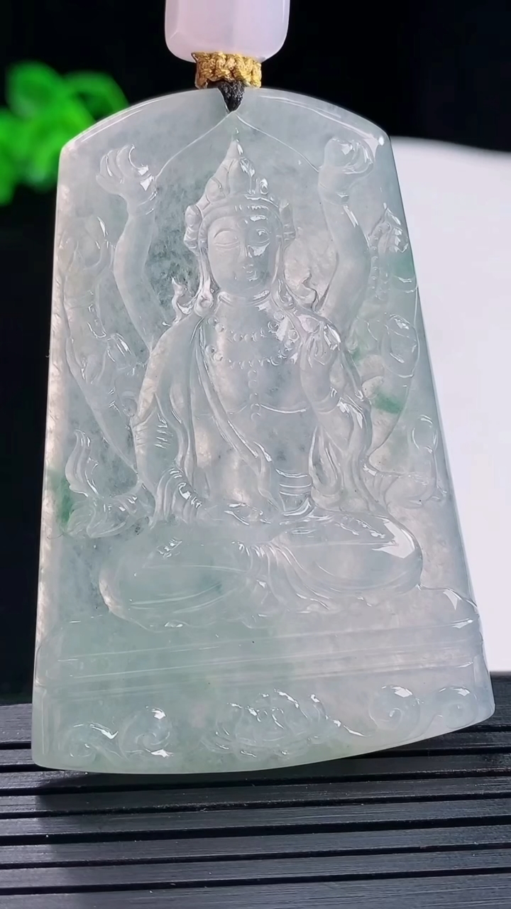 天然A货翡翠千手观音菩萨吊坠，尺寸59-41.6-5.5重量:39.28g
5月21日