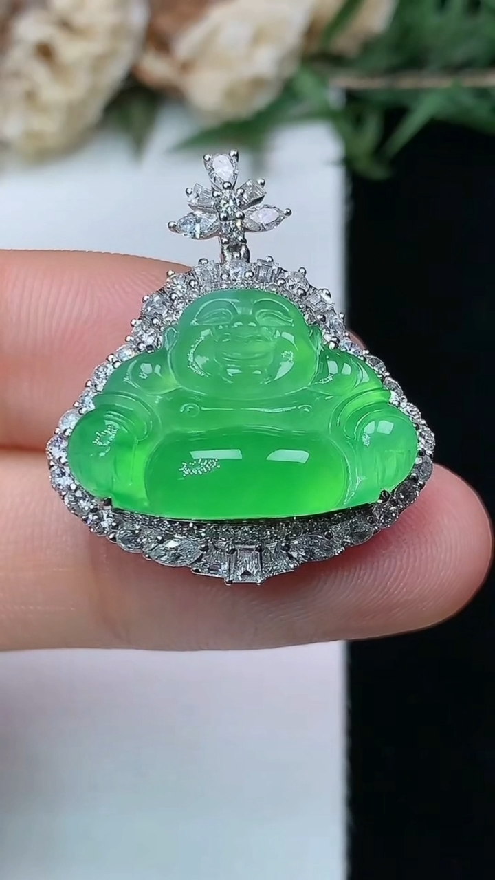 天然A货翡翠佛公吊坠，尺寸27-23.3-10，裸石13.9-20.4，重量:7.67g
5月21日