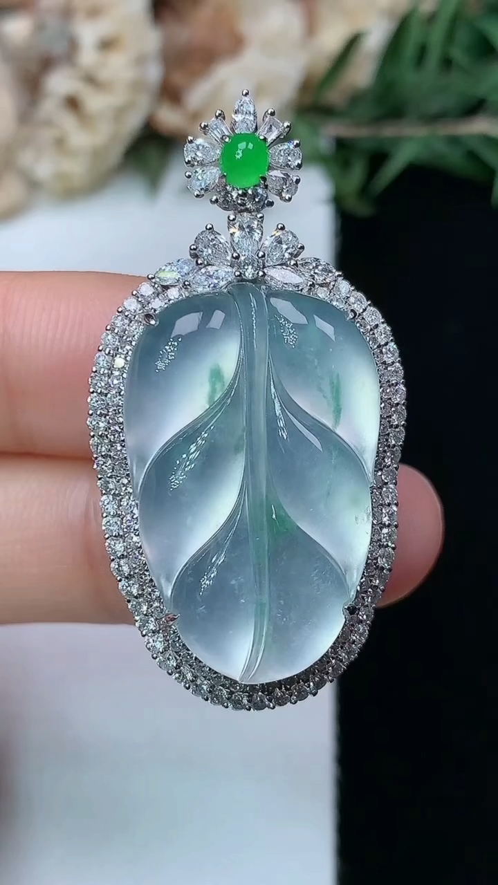 天然A货翡翠飘花金枝玉叶 叶子吊坠，尺寸41-21.3-10.4，裸石25.6-16.6，重量:9.