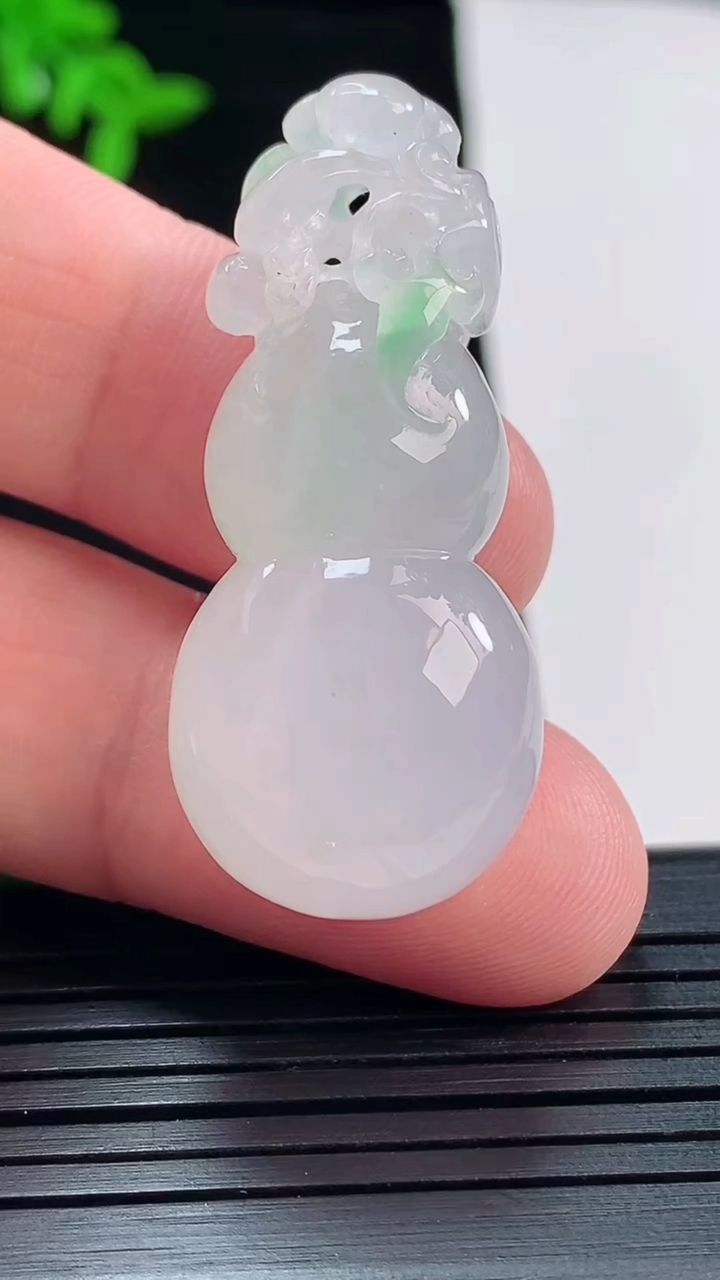 天然A货翡翠葫芦吊坠，尺寸41-18-12.6重量:14.23g
5月21日