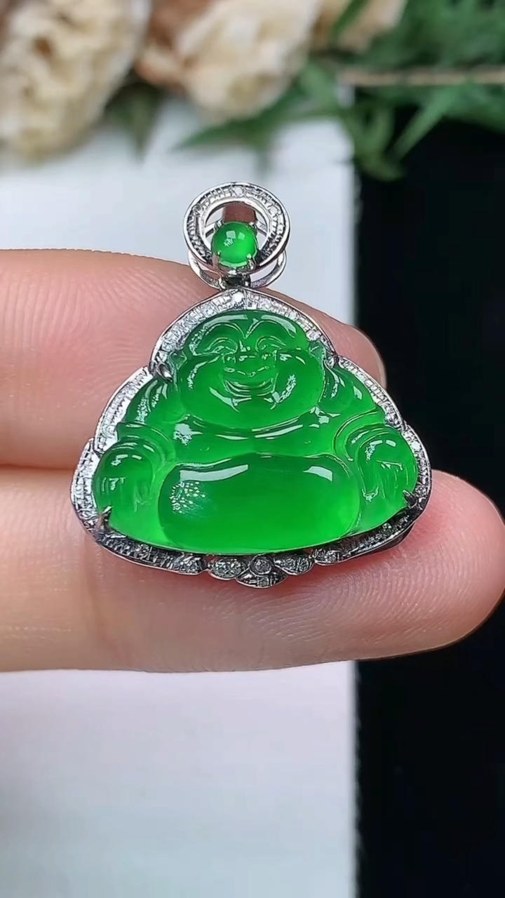 天然A货翡翠佛公吊坠，尺寸23.6-20.7-5.4，裸石13.9-18.4，重量:2.24g
5月