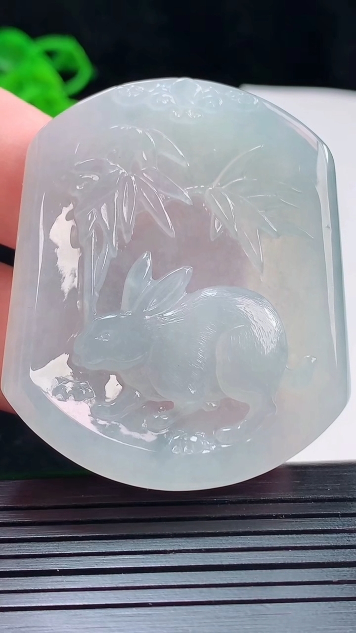 天然A货翡翠生肖兔吊坠，尺寸51-43-5.6重量:26.64g
5月22日