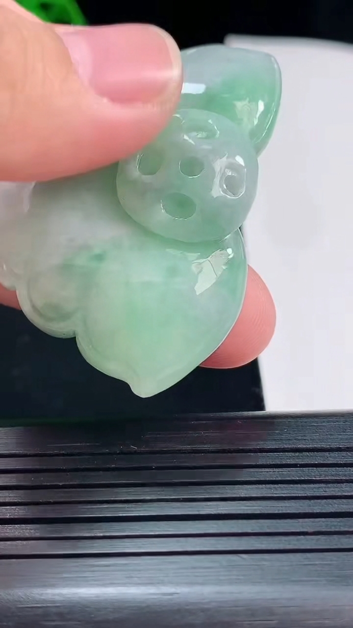 天然A货翡翠蝴蝶吊坠，尺寸33.6-49-10.8重量:29.90g
5月22日