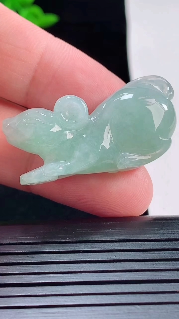 天然A货翡翠生肖鼠吊坠，尺寸37.6-15.6-9.6重量:12.05g
5月22日