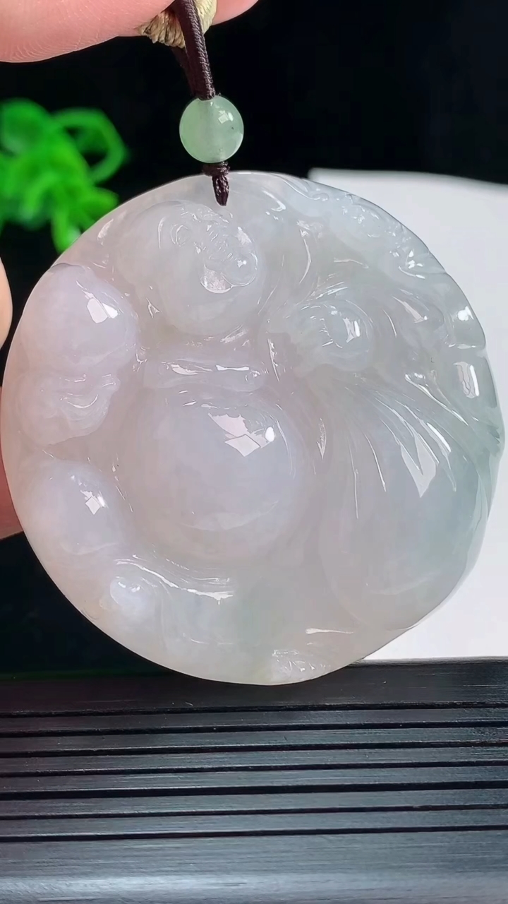 天然A货翡翠飘花布袋佛吊坠，尺寸52.6-12.6重量:59.61g
5月22日
