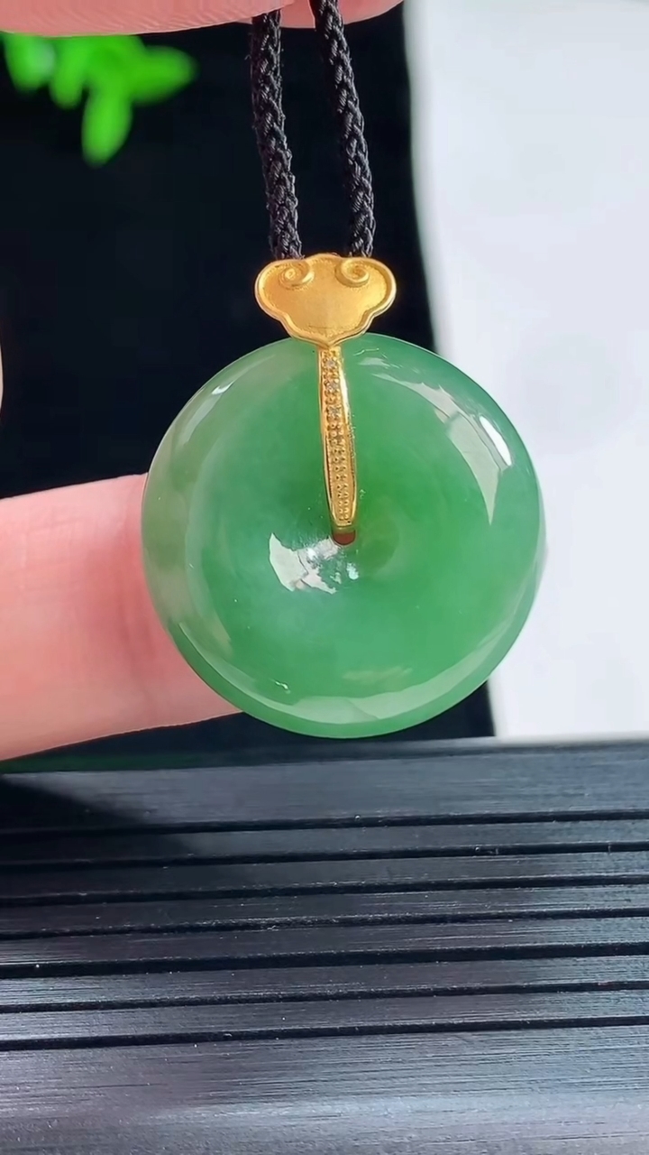 天然A货翡翠平安扣吊坠，尺寸26-22-6重量:5.85g
5月22日