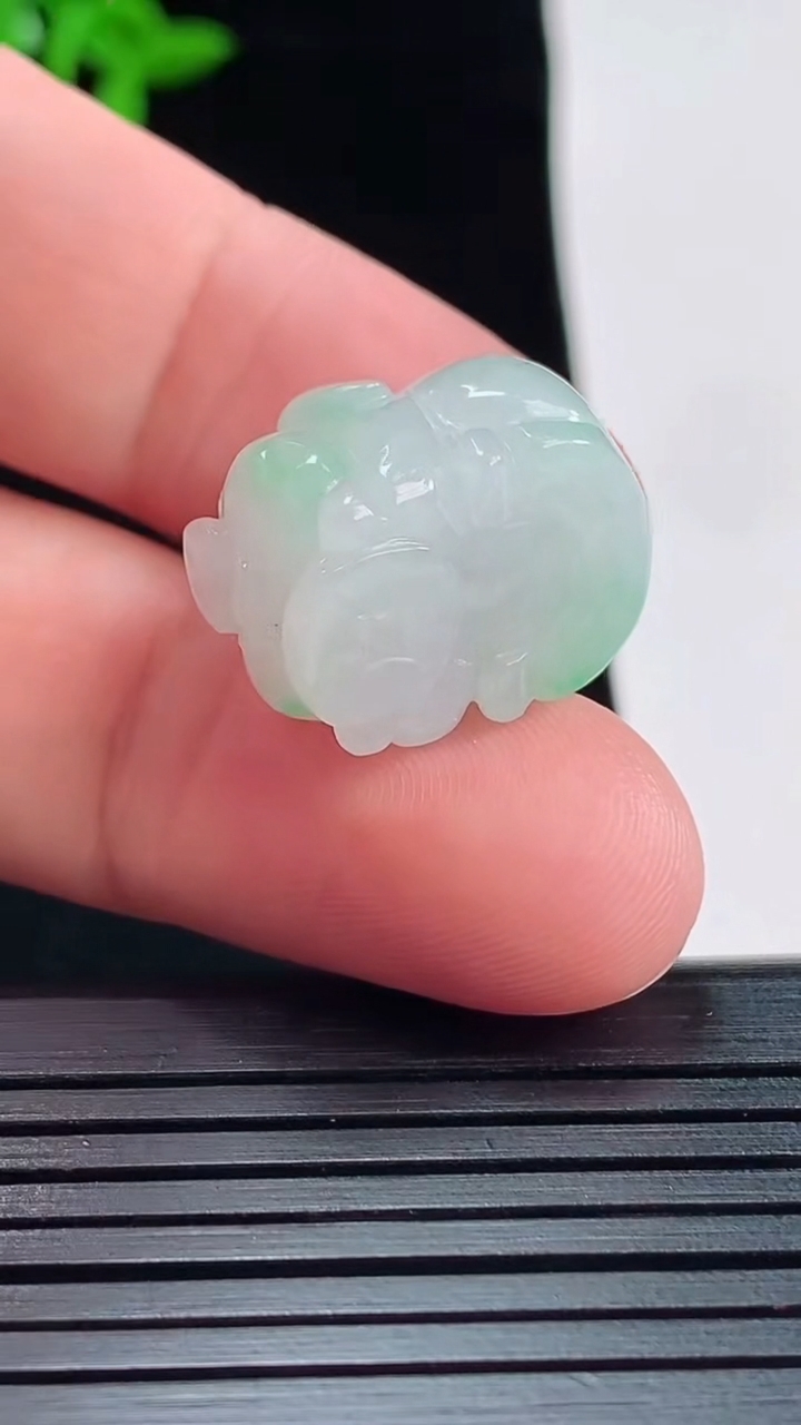 天然A货翡翠生肖猪吊坠，尺寸20-14.8-12.5重量:8.13g
5月22日