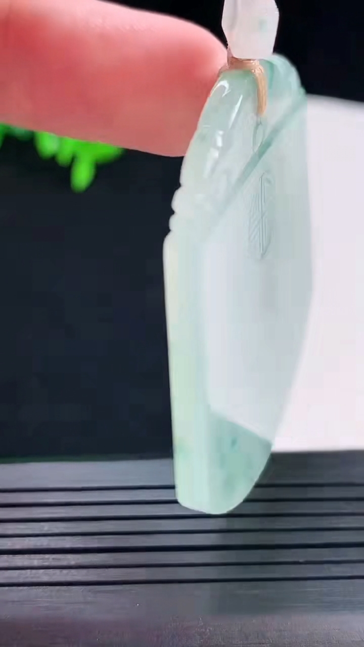 天然A货翡翠冰种飘花仿古无事牌吊坠，尺寸54.6-46-3.6重量:25.90g
5月22日