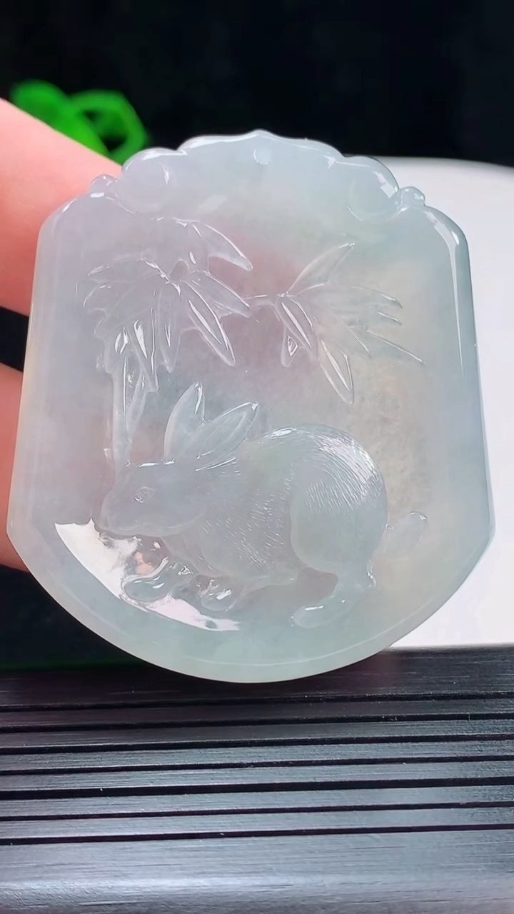 天然A货翡翠生肖兔吊坠，尺寸52-46-5重量:27.68g
5月22日