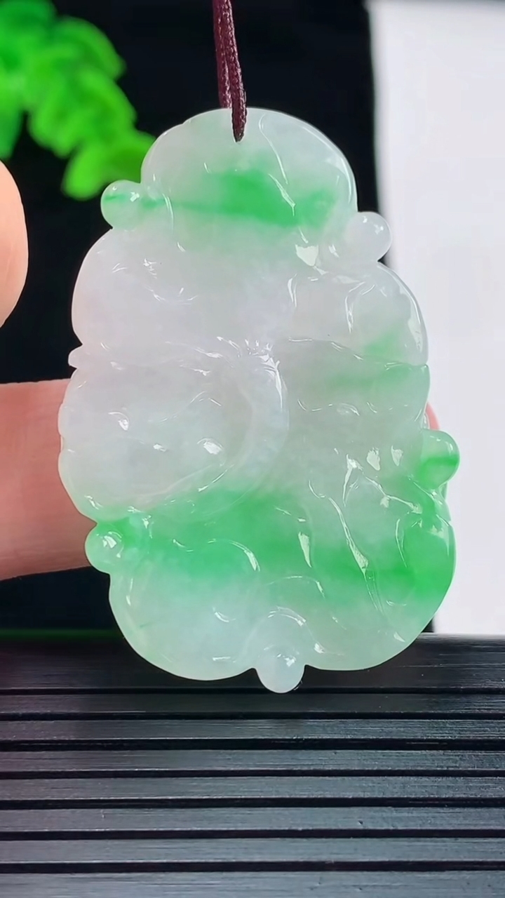 天然A货翡翠和和美美 荷叶鱼吊坠，尺寸43.2-28.5-4.5重量:12.10g
5月22日
