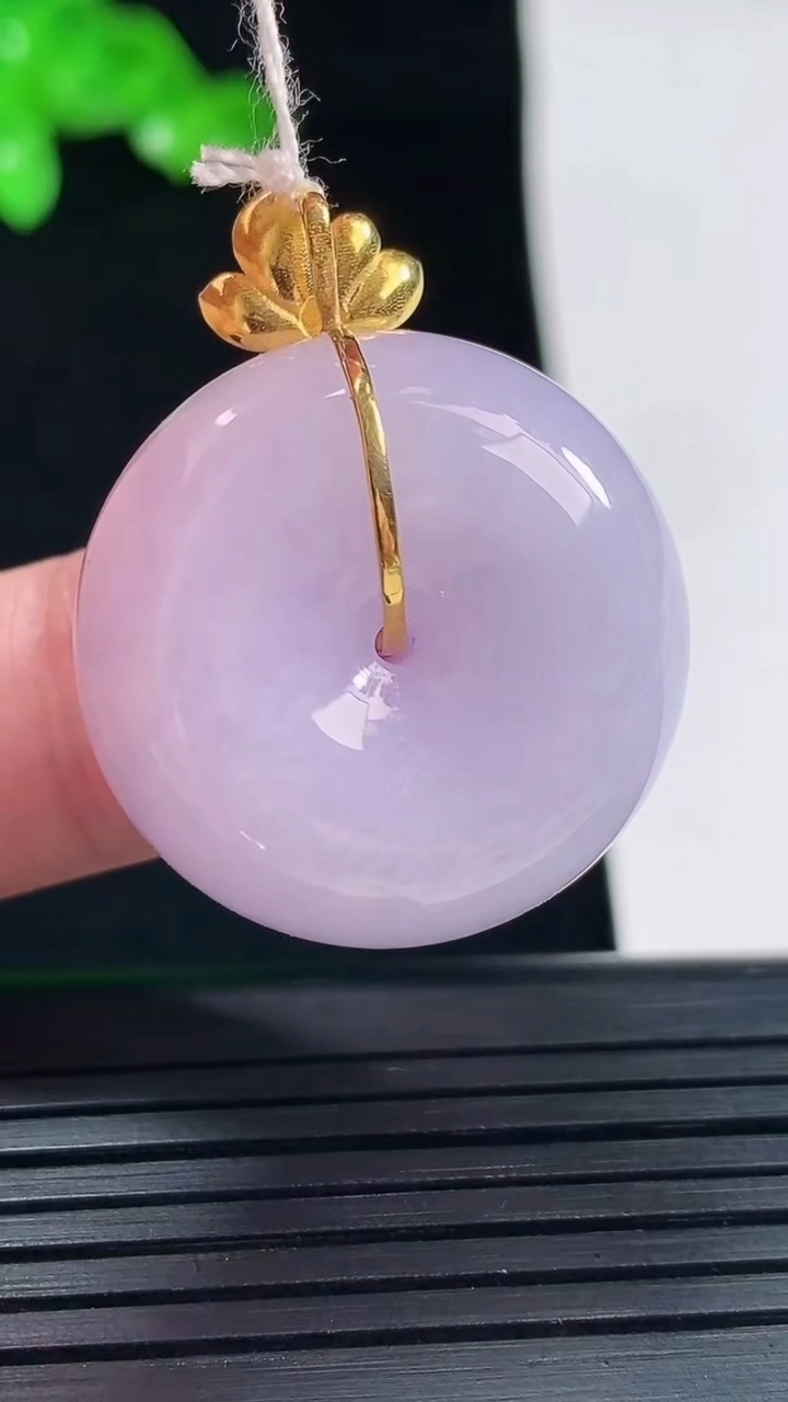 天然A货翡翠18k金紫罗兰平安扣吊坠，尺寸33-26-13重量:18.70g
5月22日