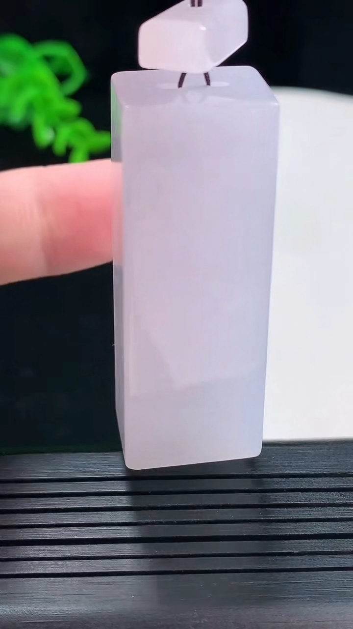 天然A货翡翠紫罗兰无事牌吊坠，尺寸49.5-18-13重量:38.30g
5月22日