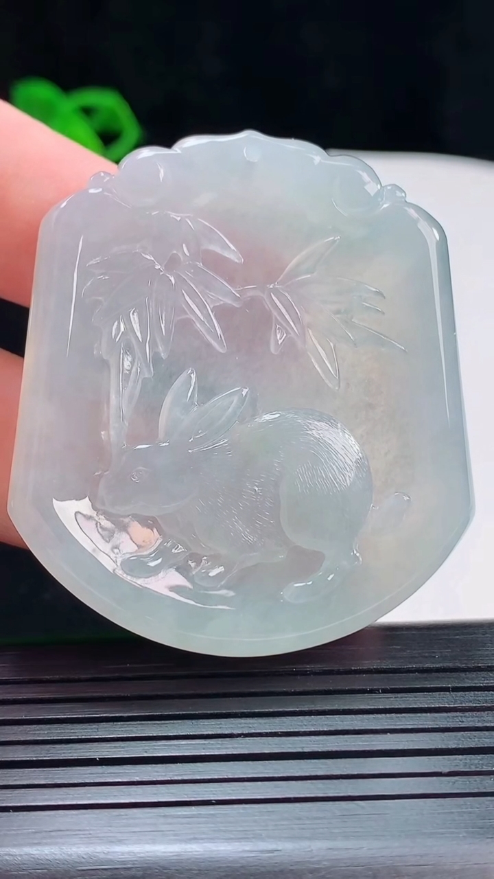 天然A货翡翠生肖兔吊坠，尺寸52-46-5重量:27.68g
5月22日