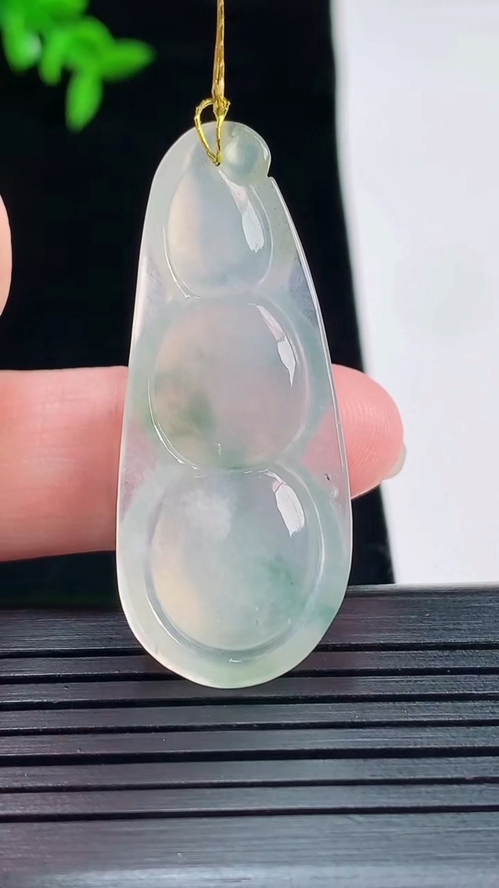 天然A货翡翠冰种飘花福豆吊坠，尺寸42-17.6-6重量:7.32g
5月22日