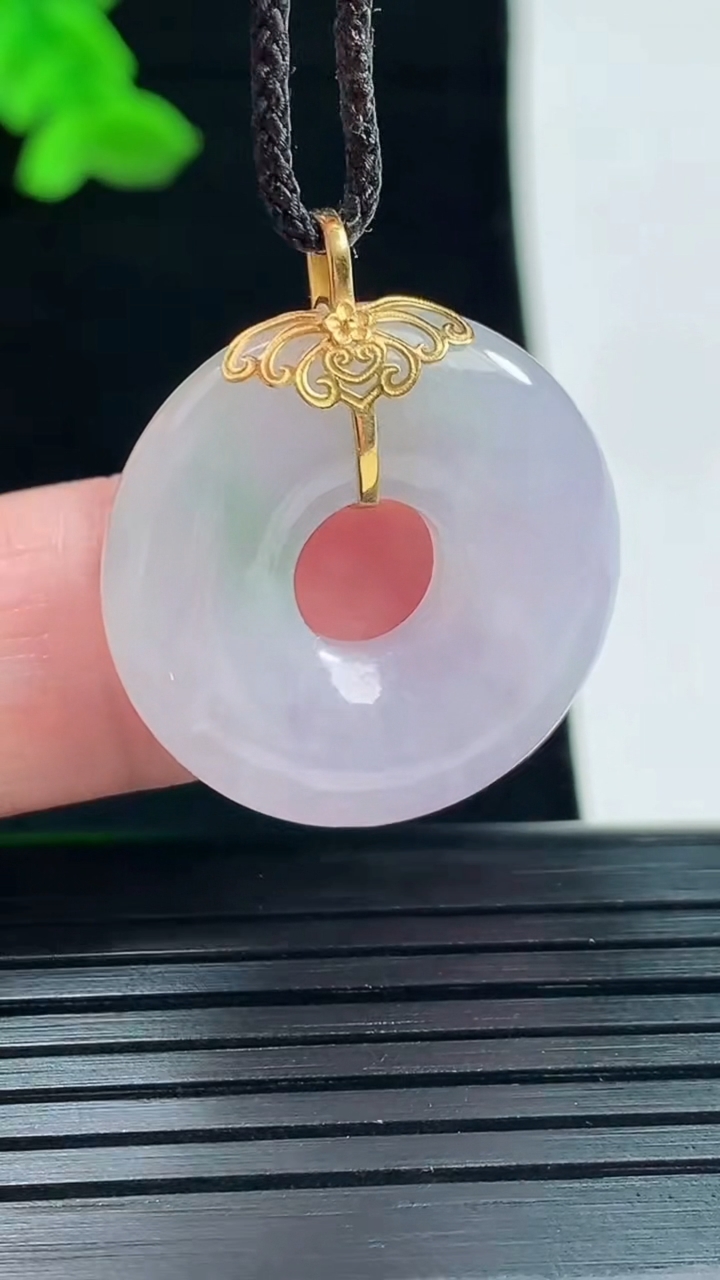 天然A货翡翠18k金春带彩 紫罗兰平安环吊坠，尺寸28-24-5.6重量:6.65g
5月22日