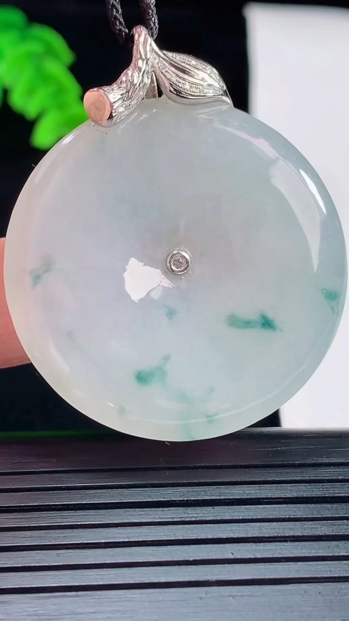 天然A货翡翠18k金飘花平安扣吊坠，尺寸45.6-38-5.2重量:17.34g
5月22日