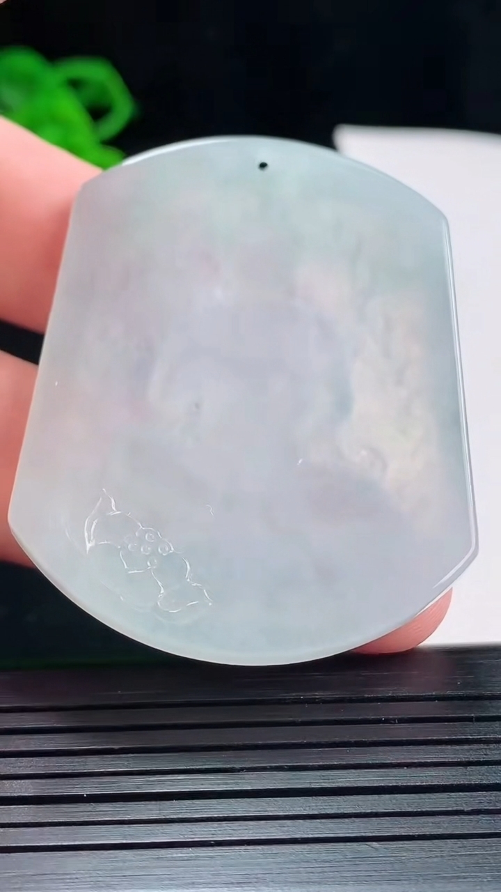 天然A货翡翠大势至菩萨吊坠，尺寸52-41.6-5.2重量:26.67g
5月22日