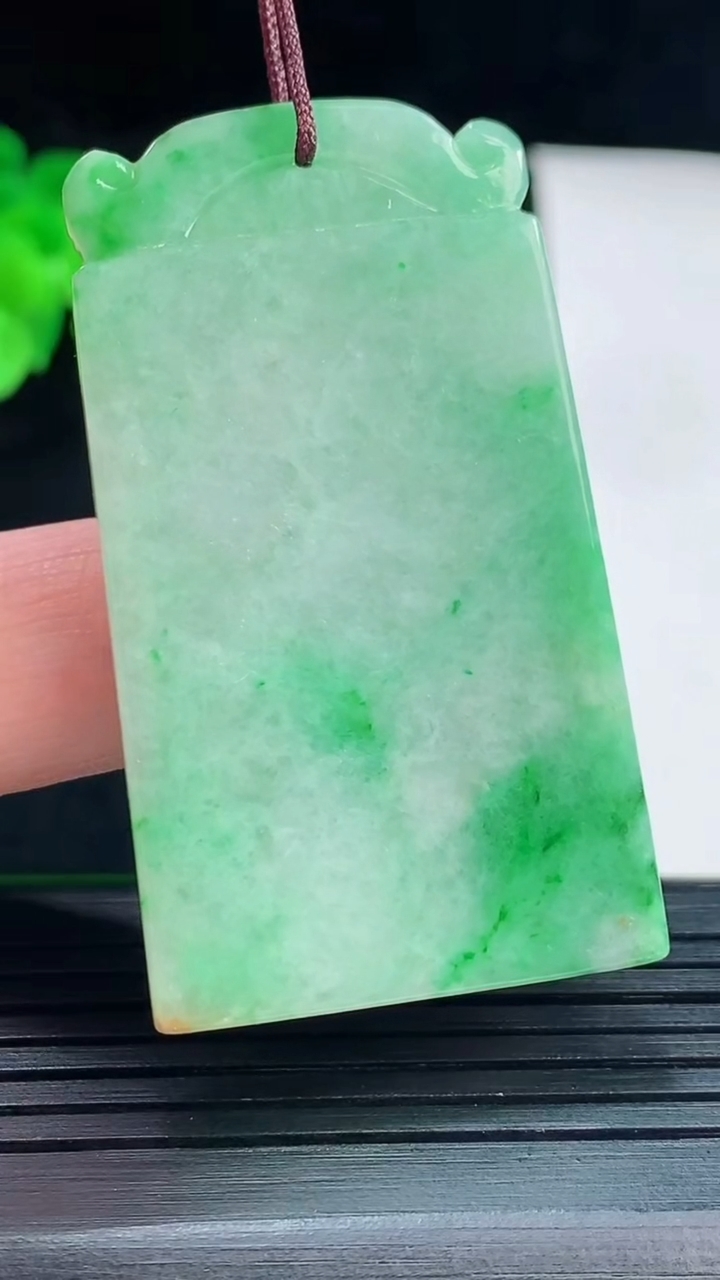 天然A货翡翠无事牌吊坠，尺寸50-28.5-5重量:21.29g
5月22日