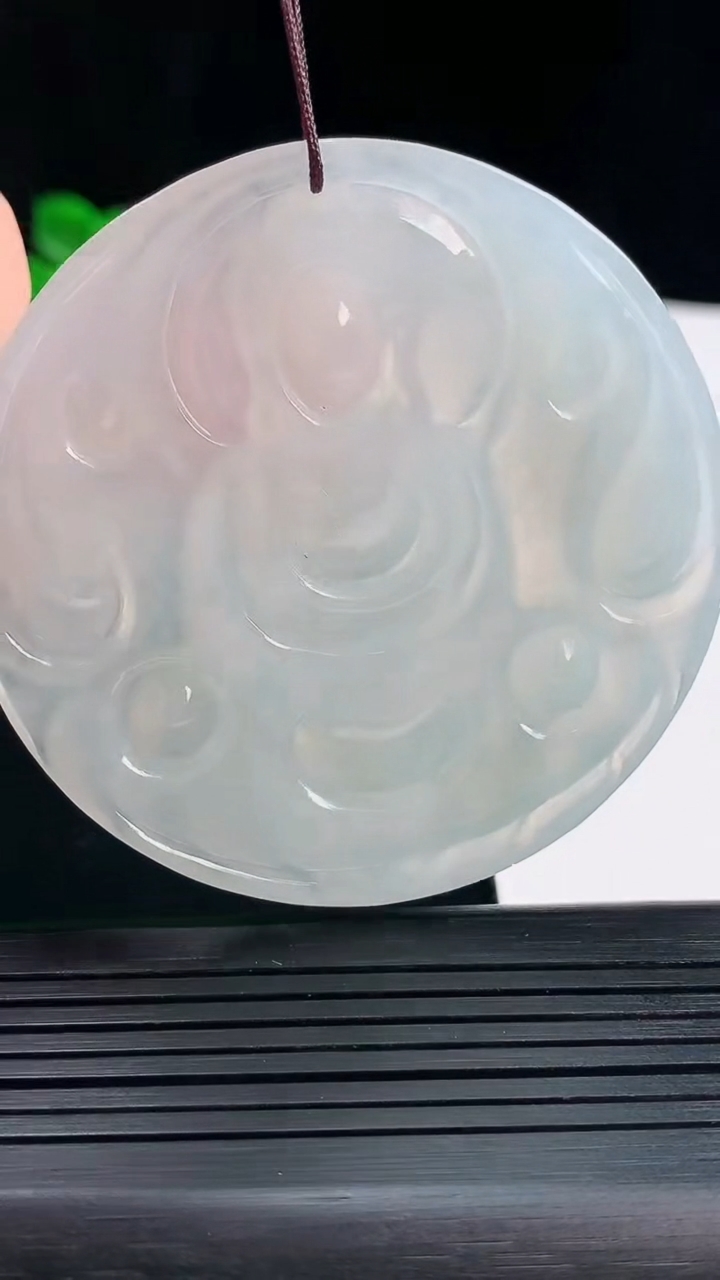 天然A货翡翠大日如来佛吊坠，尺寸57.5-5.6重量:35.90g
5月22日
