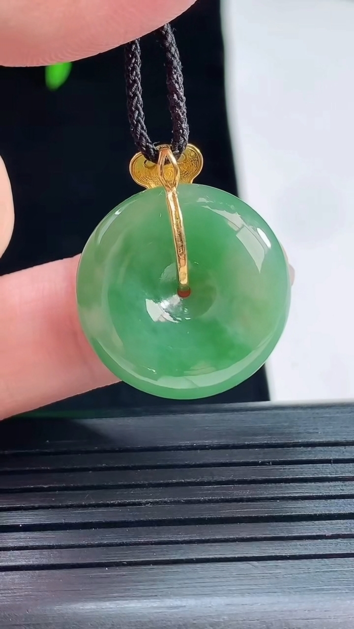 天然A货翡翠平安扣吊坠，尺寸26-22-6重量:5.85g
5月22日