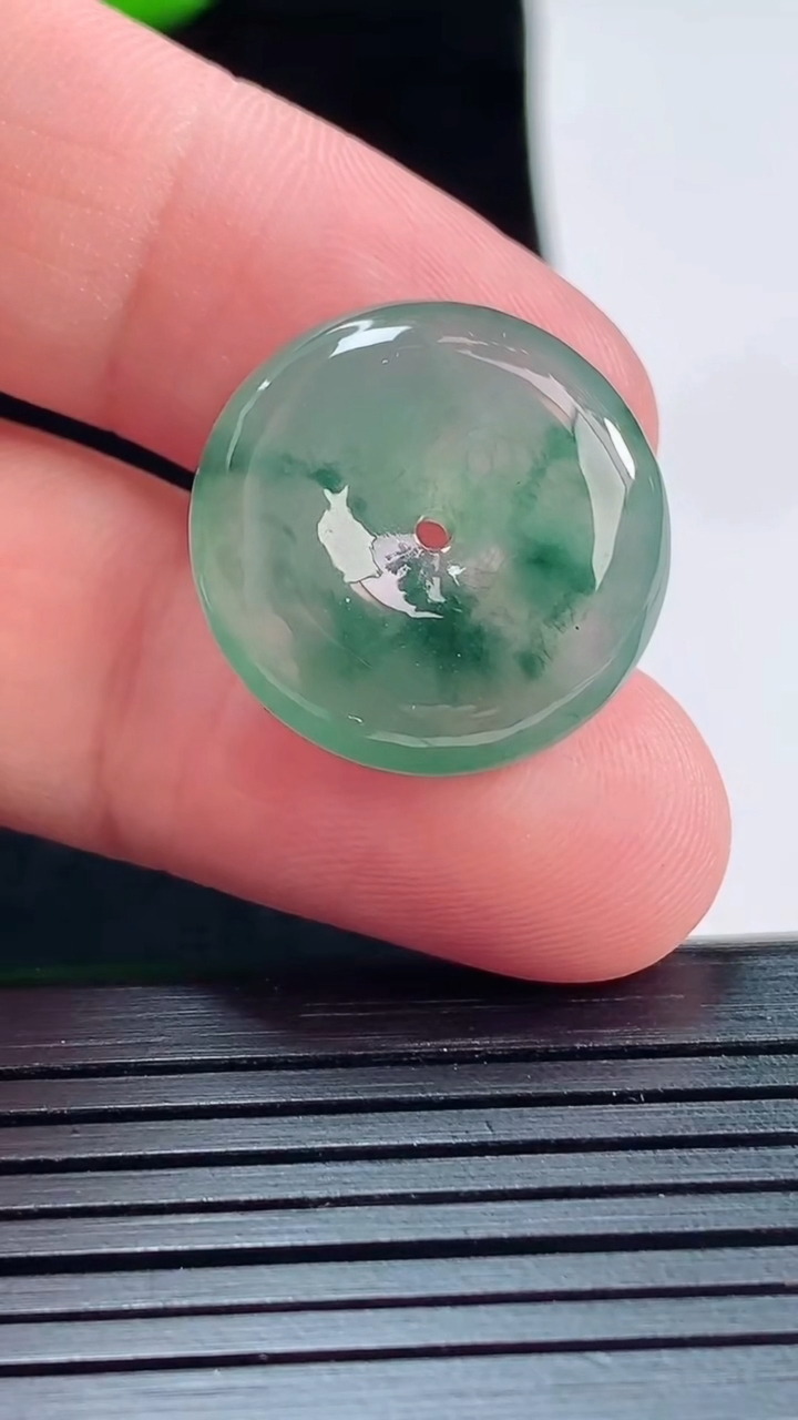 天然A货翡翠飘花平安扣吊坠，尺寸21-5.5重量:4.92g
5月22日