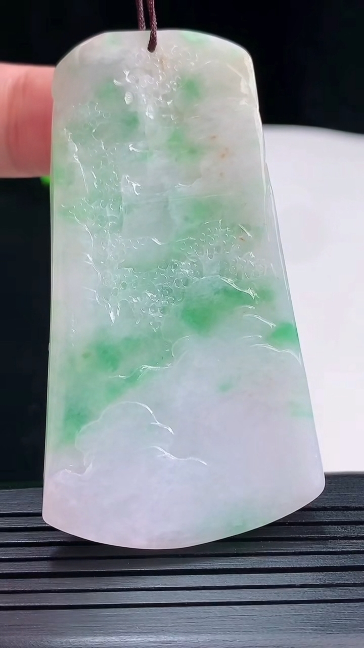 天然A货翡翠山水牌吊坠，尺寸68-37-6重量:34.77g
5月22日