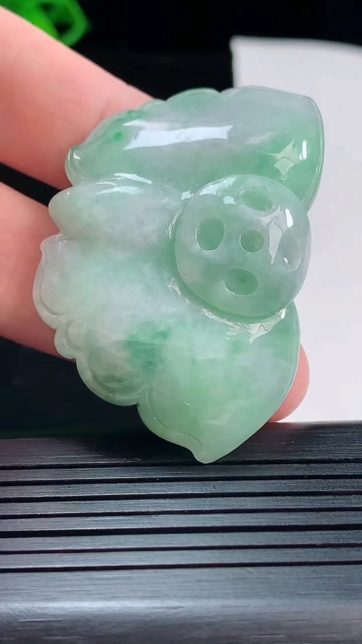 天然A货翡翠蝴蝶吊坠，尺寸33.6-49-10.8重量:29.90g
5月22日