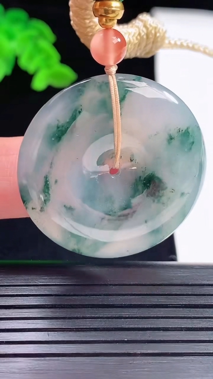 天然A货翡翠冰种飘花平安扣吊坠，尺寸34-5.8重量:14.53g
5月22日