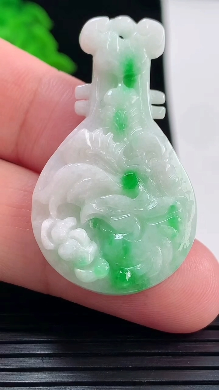 天然A货翡翠琵琶吊坠，尺寸42.5-24.6-6.6重量:12.50g
5月22日