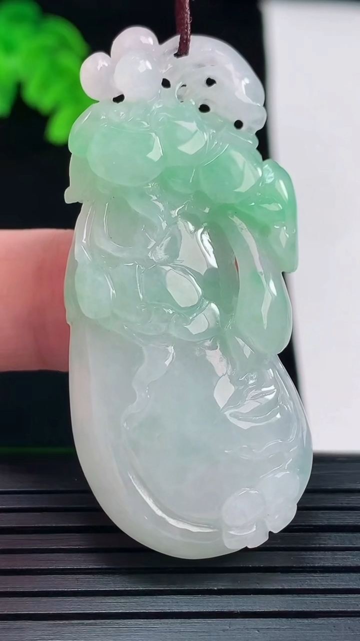 天然A货翡翠福瓜吊坠，尺寸51.6-23-7.2重量:16.18g
5月22日