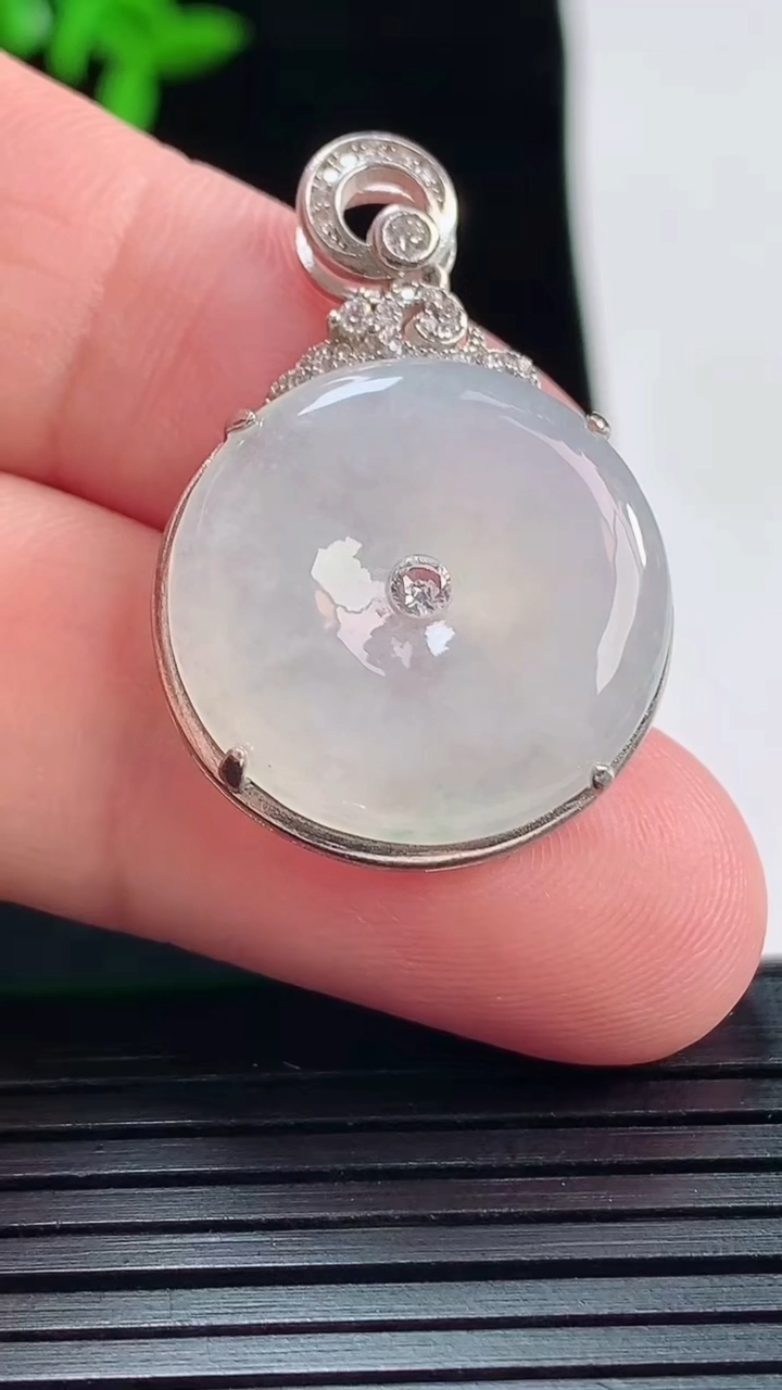 天然A货翡翠平安扣吊坠，尺寸32-21.6-7，裸石20重量:5.18g
5月22日