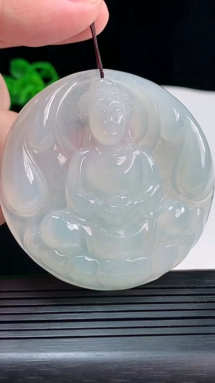 天然A货翡翠大日如来佛吊坠，尺寸57.5-5.6重量:35.90g
5月22日