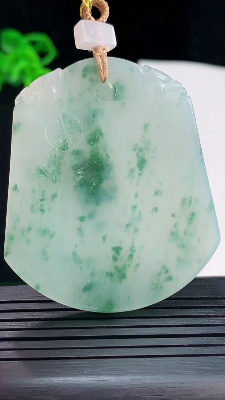 天然A货翡翠冰种飘花仿古无事牌吊坠，尺寸54.6-46-3.6重量:25.90g
5月22日