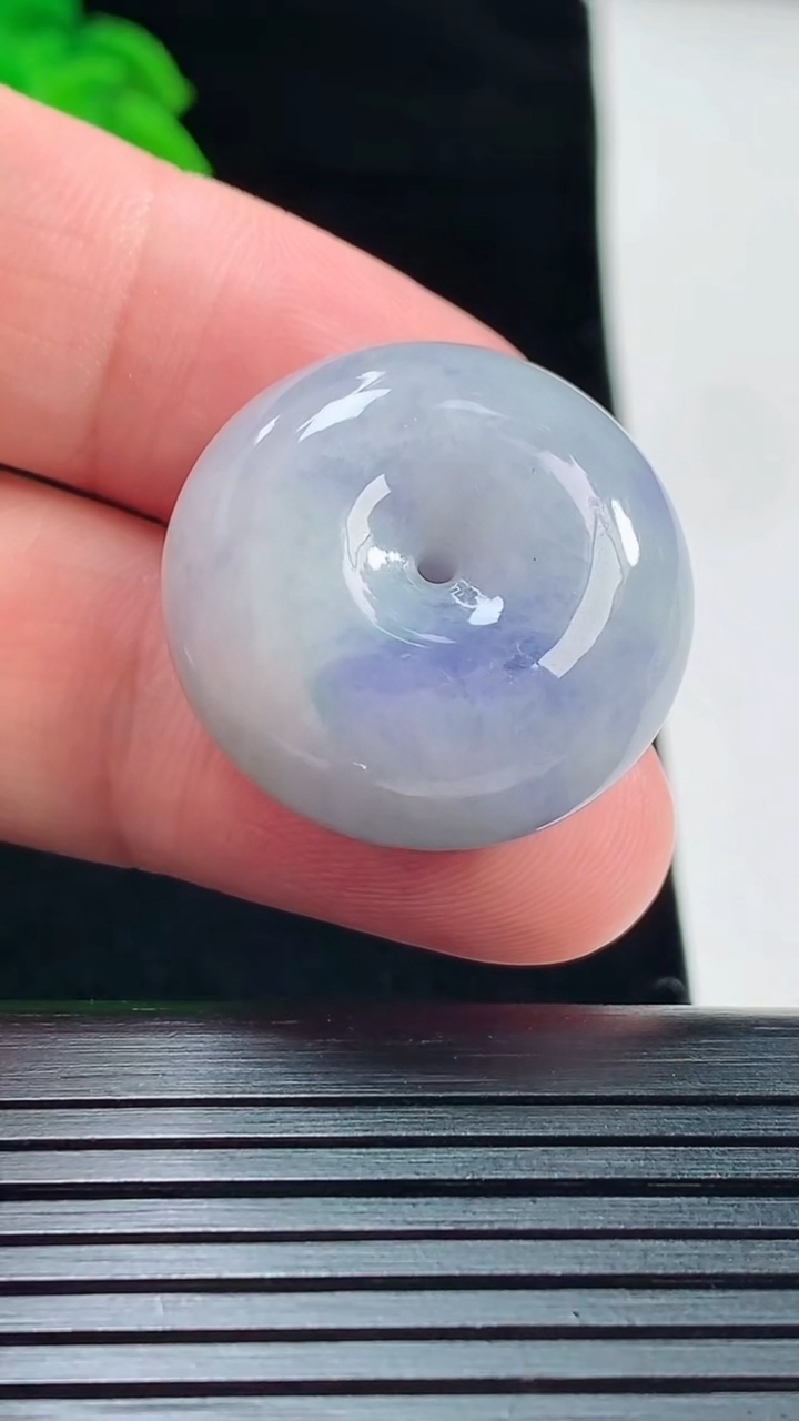 天然A货翡翠紫罗兰平安扣吊坠，尺寸25.5-11重量:14.05g
5月22日