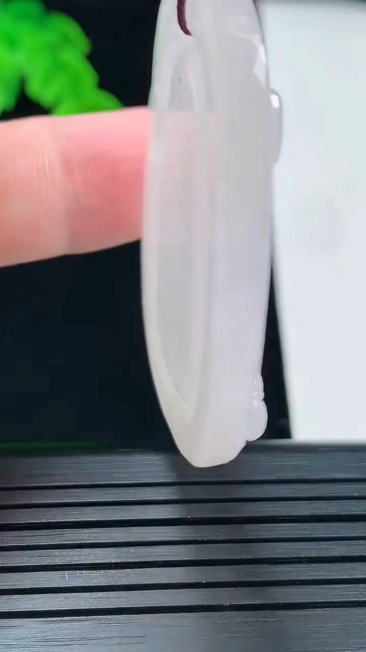 天然A货翡翠紫罗兰生肖牛吊坠，尺寸47.6-29.6-6.8重量:19.26g
5月22日