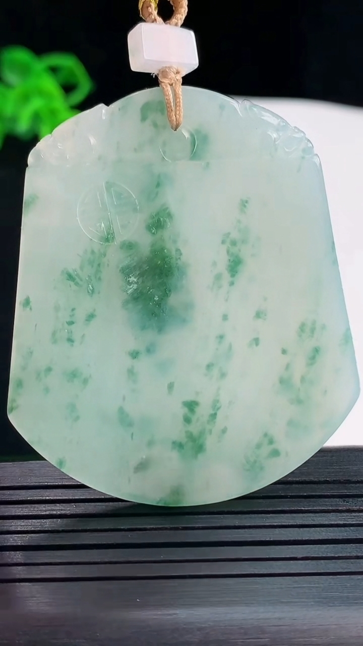 天然A货翡翠冰种飘花仿古无事牌吊坠，尺寸54.6-46-3.6重量:25.90g
5月22日