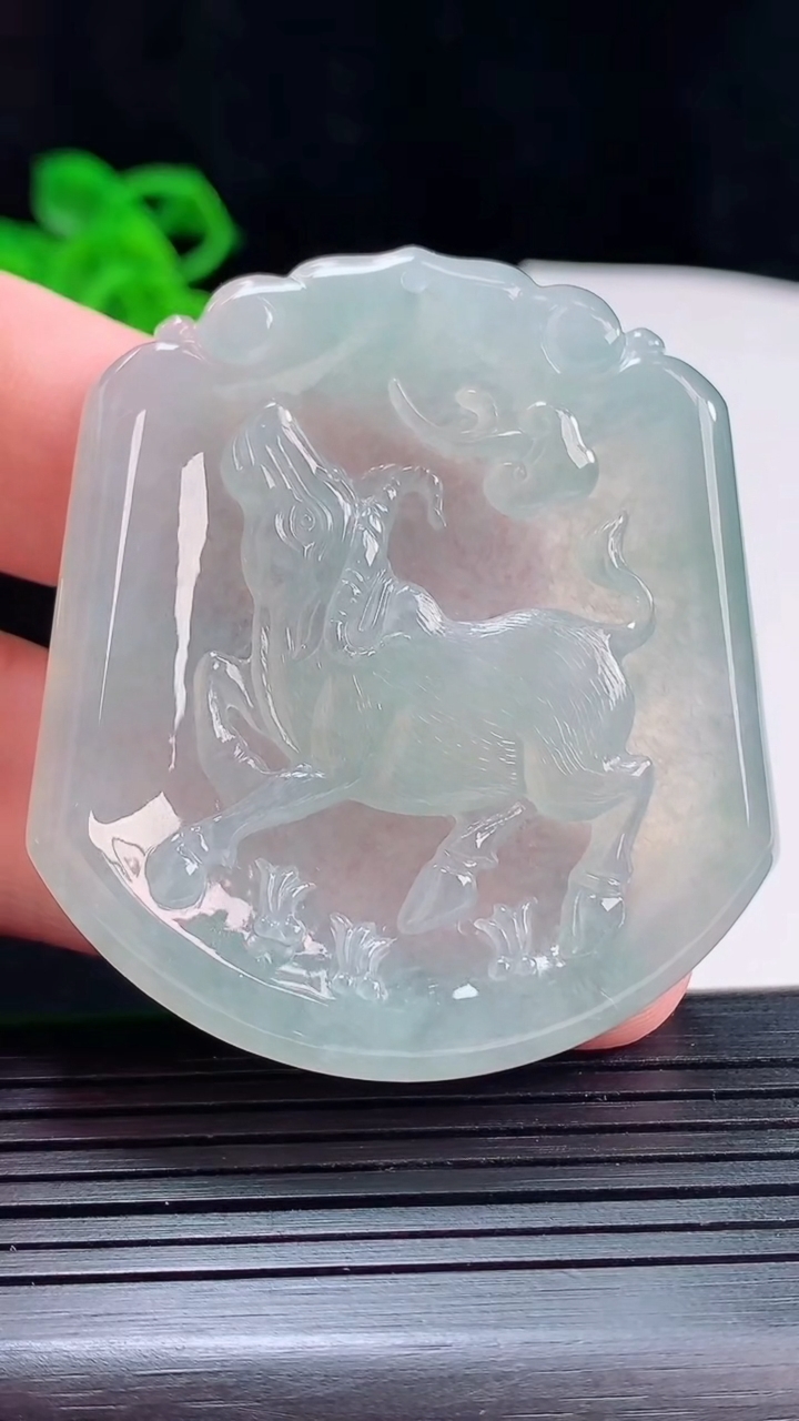 天然A货翡翠生肖牛吊坠，尺寸52-46-5.6重量:29.23g
5月22日