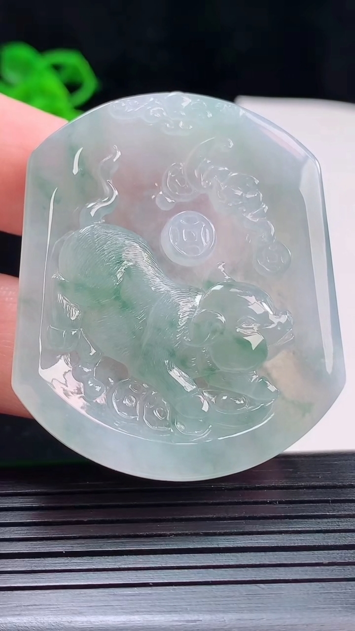 天然A货翡翠冰种飘花生肖猪吊坠，尺寸50.5-42.5-4.5重量:24.68g
5月22日