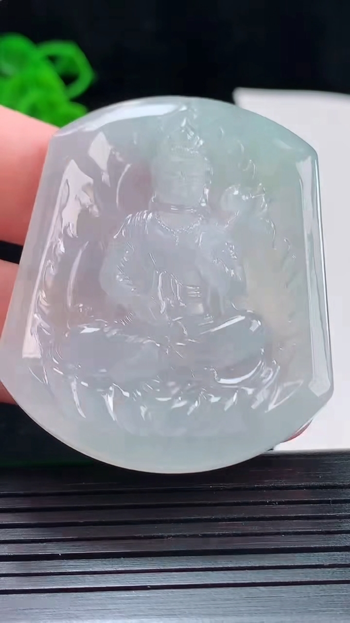 天然A货翡翠大势至菩萨吊坠，尺寸52-41.6-5.2重量:26.67g
5月22日