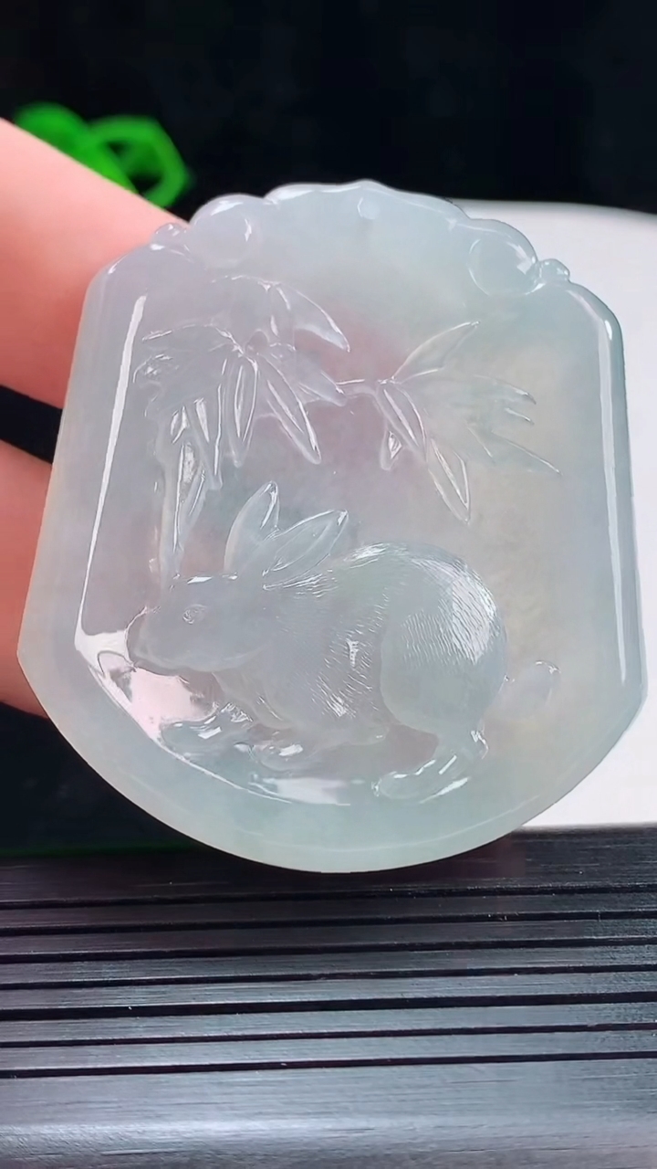 天然A货翡翠生肖兔吊坠，尺寸52-46-5重量:27.68g
5月22日