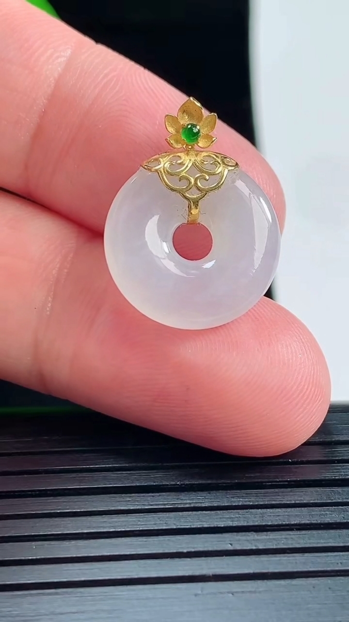 天然A货翡翠种白冰平安环吊坠，尺寸21.5-16.5-4重量:2.44g
5月22日