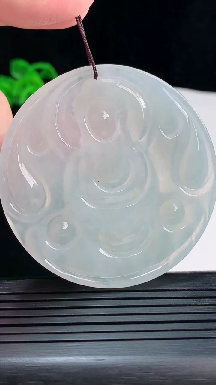 天然A货翡翠大日如来佛吊坠，尺寸57.5-5.6重量:35.90g
5月22日