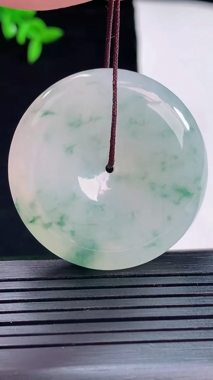 天然A货翡翠飘花平安扣吊坠，尺寸38-8.2重量:24.82g
5月22日