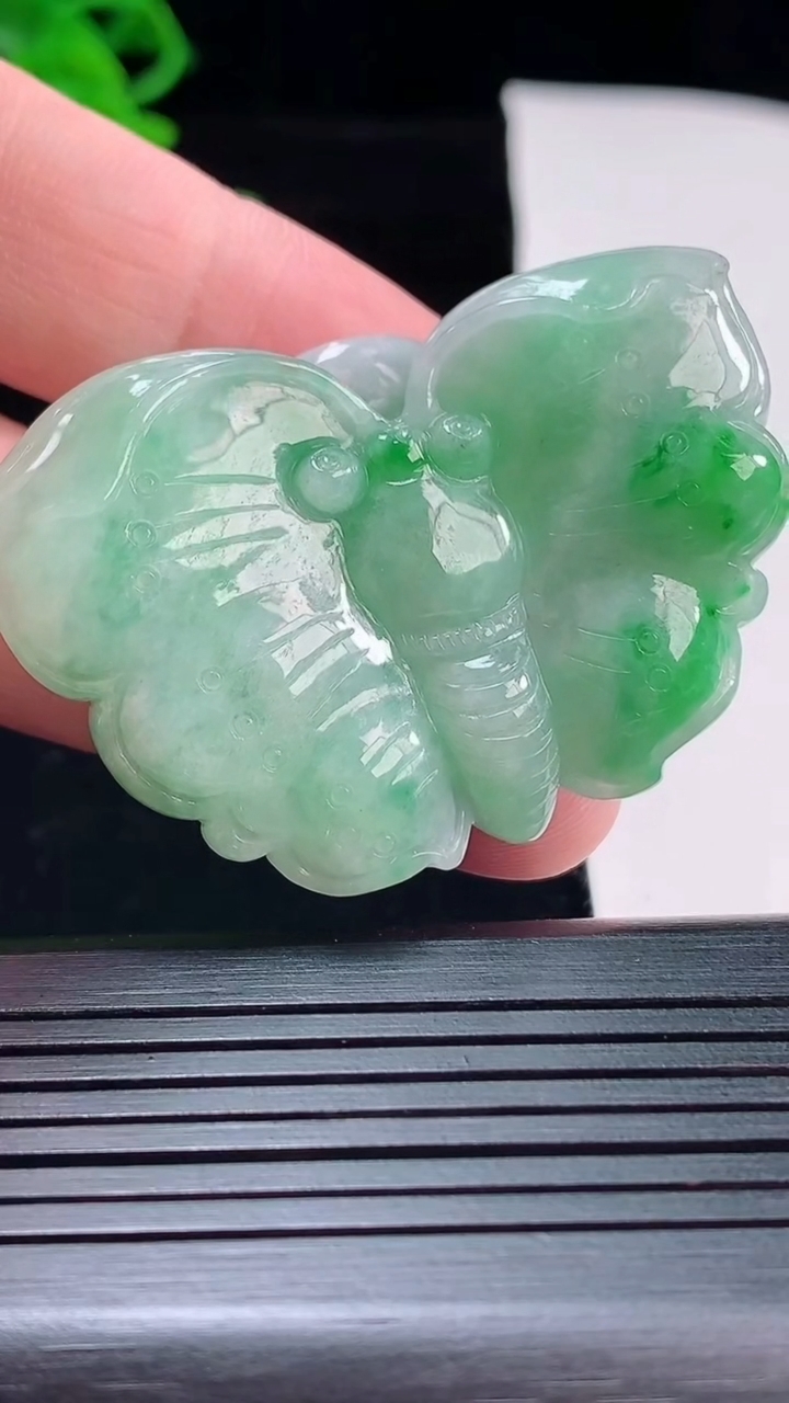 天然A货翡翠蝴蝶吊坠，尺寸33.6-49-10.8重量:29.90g
5月22日