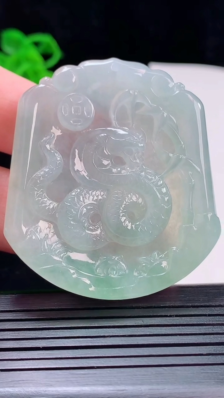 天然A货翡翠生肖蛇吊坠，尺寸52-46-5.5重量:30.19g
5月22日