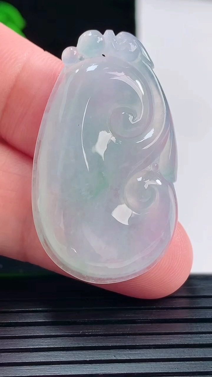 天然A货翡翠如意吊坠，尺寸40-23.6-4.6重量:8.81g
5月22日